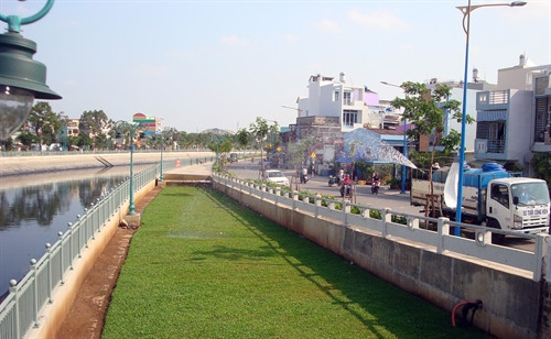 Chăm sóc cây và thảm cỏ xanh hai bên bờ kênh Tân Hóa-Lò Gốm