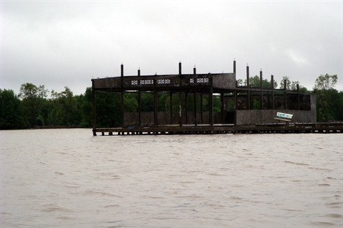 Nhà ven sông Bảy Háp thuộc xã Hàm Rồng, huyện Nam Căn (Cà Mau) phải di dời do nước biển dậng cao