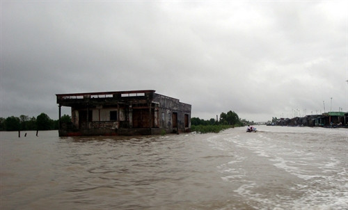 Ngô nhà bị sạt lở bên bờ sông Bãi Háp xã Hàm Rồng, huyện Năm Căn -Cà Mau