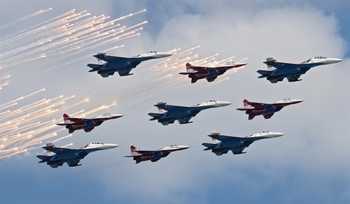 Máy bay chiến đấu MiG-29 và Su-27 của Nga trong lễ tổng duyệt duyệt binh diễu hành mừng 71 năm Ngày Chiến thắng tại Quảng trường Đỏ ở thủ đô Moskva ngày 7/5. EPA/TTXVN