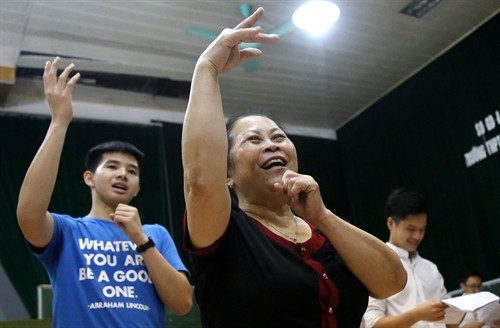 Nghệ nhân Nguyễn Thị Lịch dạy hát Xoan cho học sinh trường THPT chuyên Hùng Vương, thành phố Việt Trì, Phú Thọ. Ảnh: Trung Kiên – TTXVN Nghệ nhân Nguyễn Thị Lịch dạy hát Xoan cho học sinh trường THPT chuyên Hùng Vương, thành phố Việt Trì, Phú Thọ. Ảnh: Trung Kiên – TTXVN