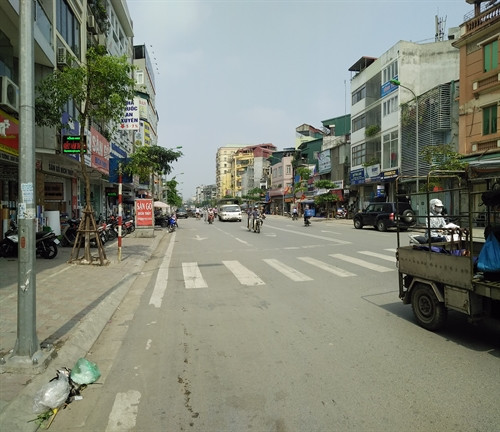 Phố Thanh Nhàn đang xuất hiện nhiều nhà siêu mỏng siêu méo. Ảnh: Văn Thắng - TTXVN