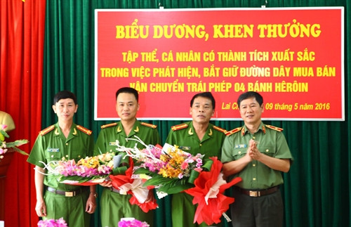 Thiếu tướng Lê Văn Bảy (ngoài cùng bên phải) - Giám đốc Công an tỉnh Lai Châu tặng hoa chúc mừng các lực lượng phá án. Ảnh :Lê Hữu Quyêt- TTXVN Thiếu tướng Lê Văn Bảy (ngoài cùng bên phải) - Giám đốc Công an tỉnh Lai Châu tặng hoa chúc mừng các lực lượng phá án. Ảnh :Lê Hữu Quyêt- TTXVN