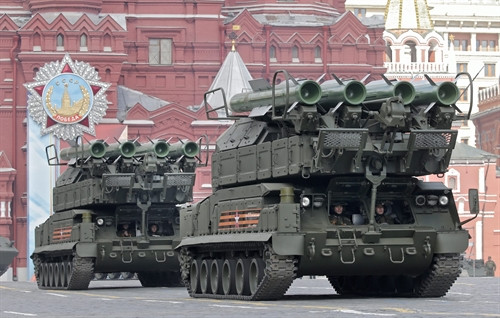 Hệ thống tên lửa phòng không BUK của Nga tham gia lễ tổng duyệt diễu binh diễu hành mừng 71 năm Ngày Chiến thắng tại Quảng trường Đỏ ở thủ đô Moskva, ngày 7/5. EPA/TTXVN