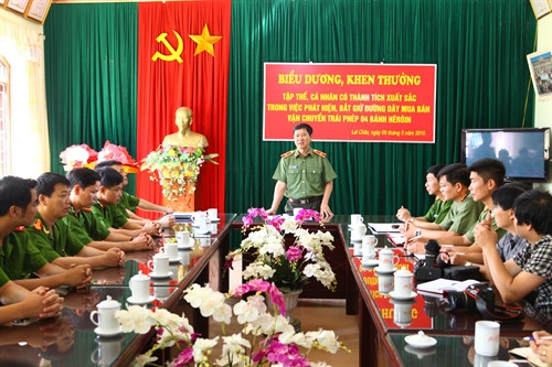 Quang cảnh buổi lễ tuyên dương, khen thưởng các tập thể, cá nhân khám phá thành công chuyên án về ma túy Ảnh :Lê Hữu Quyêt- TTXVN Quang cảnh buổi lễ tuyên dương, khen thưởng các tập thể, cá nhân khám phá thành công chuyên án về ma túy Ảnh :Lê Hữu Quyêt- TTXVN