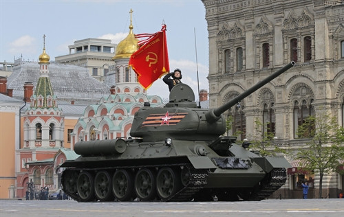 Xe tăng T-34 của Hồng quân Liên Xô thời Thế chiến II trong lễ tổng duyệt duyệt binh diễu hành mừng 71 năm Ngày Chiến thắng tại Quảng trường Đỏ ở thủ đô Moskva ngày 7/5. EPA/TTXVN