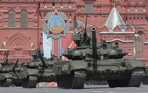 Xe tăng T-90A của Nga tham gia lễ tổng duyệt diễu binh diễu hành mừng 71 năm Ngày Chiến thắng tại Quảng trường Đỏ ở thủ đô Moskva, ngày 7/5. EPA/TTXVN