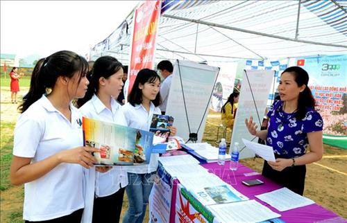 Tư vấn, giới thiệu người lao động các xã thuộc khu vực ATK Yên Sơn về thị trường xuất khẩu lao động của đơn vị. Ảnh: Quang Cường – TTXVN. Tư vấn, giới thiệu người lao động các xã thuộc khu vực ATK Yên Sơn về thị trường xuất khẩu lao động của đơn vị. Ảnh: Quang Cường – TTXVN.