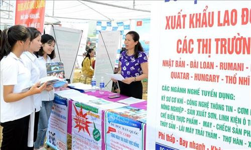 Các doanh nghiệp tuyển dụng lao động đi lao động nước ngoài tư vấn, giới thiệu người lao động về thị trường xuất khẩu lao động . Ảnh: Quang Cường – TTXVN. Các doanh nghiệp tuyển dụng lao động đi lao động nước ngoài tư vấn, giới thiệu người lao động về thị trường xuất khẩu lao động . Ảnh: Quang Cường – TTXVN.