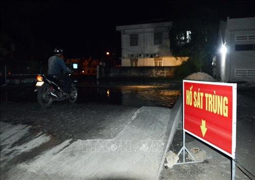 Tất cả các phương tiện di chuyển vào tỉnh Cà Mau đều phải qua hố tiêu độc, khử trùng. Ảnh: Thế Anh - TTXVN Tất cả các phương tiện di chuyển vào tỉnh Cà Mau đều phải qua hố tiêu độc, khử trùng. Ảnh: Thế Anh - TTXVN