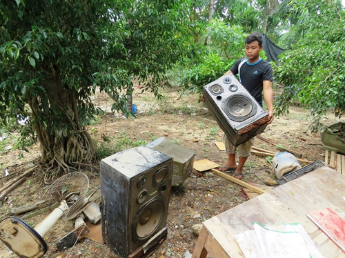 Nhiều vật dụng tại trang trại của chị Đặng Thị Ánh, xã Thuận Đức, thành phố Đồng Hới bị lũ tàn phá. Nhiều vật dụng tại trang trại của chị Đặng Thị Ánh, xã Thuận Đức, thành phố Đồng Hới bị lũ tàn phá.