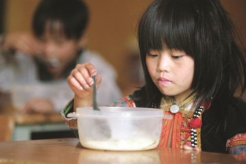 Bữa trưa của học sinh Trường trung học cơ sở Sì Lờ Lầu, huyện Phong Thổ (Lai Châu) Bữa trưa của học sinh Trường trung học cơ sở Sì Lờ Lầu, huyện Phong Thổ (Lai Châu)