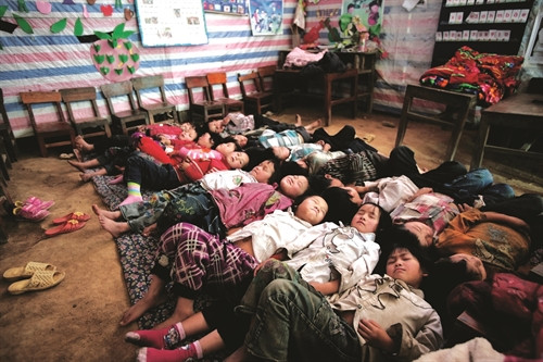 Vì nhà xa nên nhiều em phải ở lại trường nghỉ trưa Vì nhà xa nên nhiều em phải ở lại trường nghỉ trưa