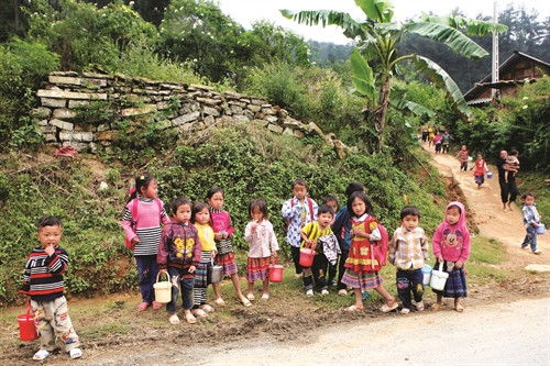 Học sinh Trường Phổ thông dân tộc bán trú tiểu học và trung học cơ sở Mồ Dề, huyện Mù Cang Chải (Yên Bái) khi đến trường ngoài cặp sách còn phải mang theo cặp lồng cơm Học sinh Trường Phổ thông dân tộc bán trú tiểu học và trung học cơ sở Mồ Dề, huyện Mù Cang Chải (Yên Bái) khi đến trường ngoài cặp sách còn phải mang theo cặp lồng cơm