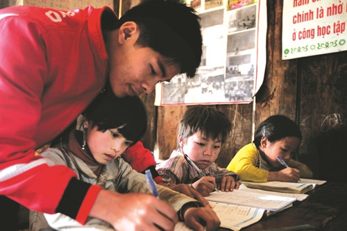 Thầy giáo Phùng Văn Quỳnh, điểm trường mầm non Lản Nhì Thàng, huyện Phong Thổ (Lai Châu) hướng dẫn từng nét chữ cho các em Thầy giáo Phùng Văn Quỳnh, điểm trường mầm non Lản Nhì Thàng, huyện Phong Thổ (Lai Châu) hướng dẫn từng nét chữ cho các em