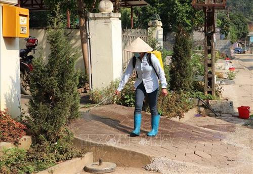 Tổ chức phun thuốc tiêu độc khử trùng tại các tuyến đường, ngõ ngách ở xã Thèn Sin, huyện Tam Đường - nơi phát hiện ổ dịch tả lợn châu Phi đầu tiên. Ảnh: Quý Trung – TTXVN Tổ chức phun thuốc tiêu độc khử trùng tại các tuyến đường, ngõ ngách ở xã Thèn Sin, huyện Tam Đường - nơi phát hiện ổ dịch tả lợn châu Phi đầu tiên. Ảnh: Quý Trung – TTXVN