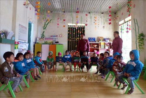 Anh Hoàng Văn Tính, Trưởng thôn Ngòi Trườn, rất quan tâm đến việc học tập của các cháu thiếu nhi ở điểm trường mầm non Ngòi Trườn. Ảnh: Quang Đán – TTXVN Anh Hoàng Văn Tính, Trưởng thôn Ngòi Trườn, rất quan tâm đến việc học tập của các cháu thiếu nhi ở điểm trường mầm non Ngòi Trườn. Ảnh: Quang Đán – TTXVN