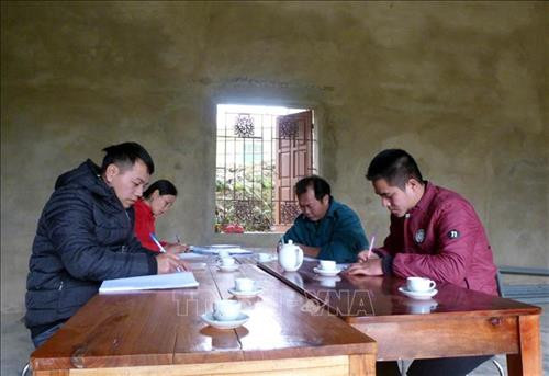 Anh Hoàng Văn Tính (ngoài cùng bên phải), Trưởng thôn Ngòi Trườn, họp bàn với đại diện đoàn thể về triển khai kế hoạch xây dựng nông thôn mới. Ảnh: Quang Đán - TTXVN Anh Hoàng Văn Tính (ngoài cùng bên phải), Trưởng thôn Ngòi Trườn, họp bàn với đại diện đoàn thể về triển khai kế hoạch xây dựng nông thôn mới. Ảnh: Quang Đán - TTXVN