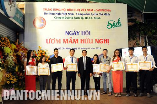 Trao tặng bằng khen của Trung ương Hội hữu nghị Việt Nam - Campuchia cho các sinh viên Campuchia có thành tích học tập tốt tại Ngày hội