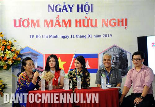 Giao lưu với các gia đình đỡ đầu sinh viên Campuchia tại Ngày hội