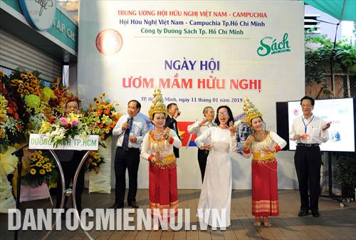 Các đại biểu giao lưu ca múa tại ngày hội