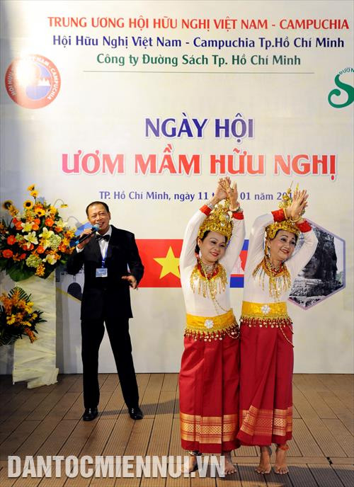 Một tiết mục ca múa truyền thống Campuchia được các nghệ sỹ biểu diễn tại Ngày hội