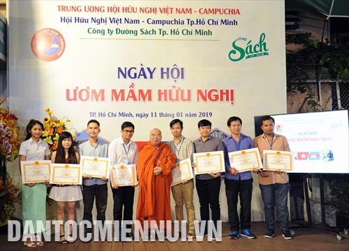 Trao tặng bằng khen của Trung ương Hội hữu nghị Việt Nam - Campuchia cho các sinh viên Campuchia có thành tích học tập tốt tại Ngày hội
