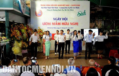 Các sinh viên Campuchia trình diễn một điệu múa truyền thống tại Ngày hội