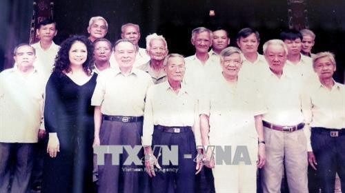 ông Nguyễn Văn Khỏe (hàng đầu thứ 3 từ trái, 89 tuổi, ngụ ấp Tiền, xã Tân Thông Hội) trong tấm ảnh lưu niệm cùng cố Thủ tướng Phan Văn Khải. Ảnh: Thế Anh - TTXVN (chụp lại ảnh tư liệu cá nhân)
