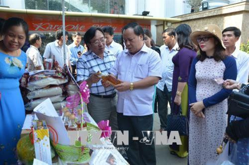 Đại biểu và du khách tham quan các gian hàng tại Ngày hội. Ảnh: Dư Toán – TTXVN. Đại biểu và du khách tham quan các gian hàng tại Ngày hội. Ảnh: Dư Toán – TTXVN.