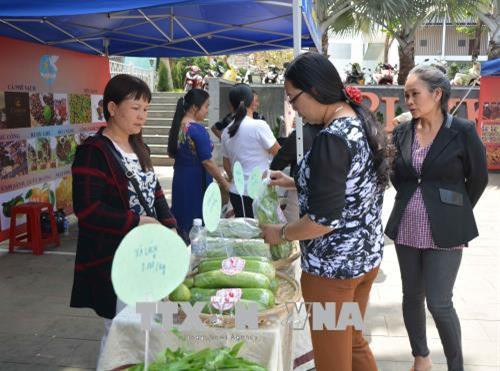 Đại biểu và du khách tham quan các gian hàng tại Ngày hội. Ảnh: Dư Toán – TTXVN. Đại biểu và du khách tham quan các gian hàng tại Ngày hội. Ảnh: Dư Toán – TTXVN.