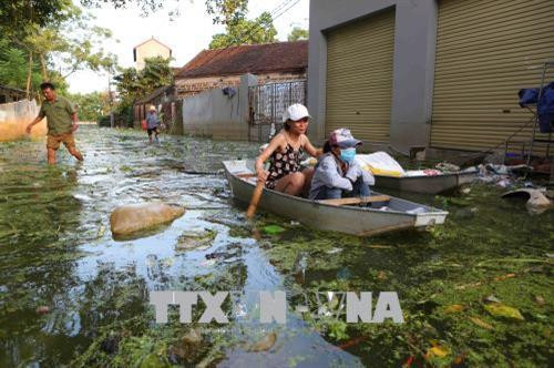 Hằng ngày, người dân xã Nam Phương Tiến phải di chuyển, chung sống trong làn nước và môi trường bị ô nhiễm nghiêm trọng bởi đủ loại chất thải tồn đọng lâu ngày (ảnh chụp ngày 6/8/2018). Ảnh: Thành Đạt – TTXVN Hằng ngày, người dân xã Nam Phương Tiến phải di chuyển, chung sống trong làn nước và môi trường bị ô nhiễm nghiêm trọng bởi đủ loại chất thải tồn đọng lâu ngày (ảnh chụp ngày 6/8/2018). Ảnh: Thành Đạt – TTXVN