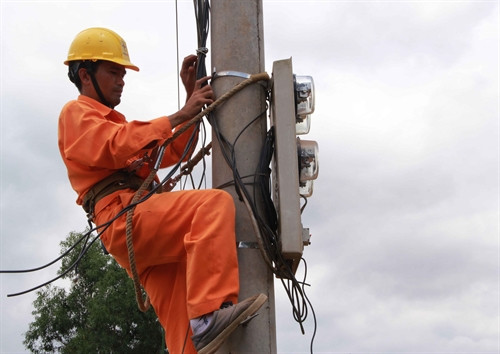 Công nhân Công ty Điện lực Đắk Lắk thay mới đường dây, lắp đồng hồ mới cho người dân xã CưPui, huyện Krông Bông. Công nhân Công ty Điện lực Đắk Lắk thay mới đường dây, lắp đồng hồ mới cho người dân xã CưPui, huyện Krông Bông.