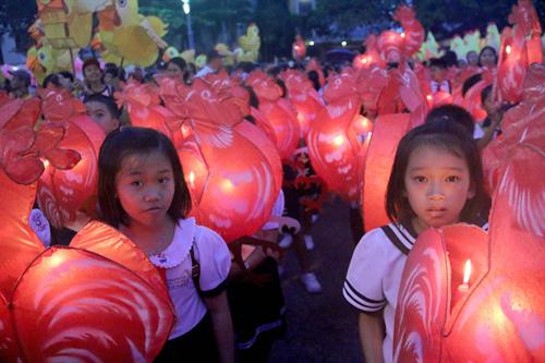 Lễ hội rước đèn Trung thu ở thành phố Phan Thiết được xác định là một trong năm lễ hội truyền thống của địa phương phục vụ phát triển du lịch. Các em thiếu nhi trong Lễ hội rước đèn Trung thu. Lễ hội rước đèn Trung thu ở thành phố Phan Thiết được xác định là một trong năm lễ hội truyền thống của địa phương phục vụ phát triển du lịch. Các em thiếu nhi trong Lễ hội rước đèn Trung thu.