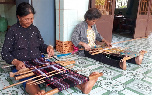 Nghệ nhân An Đê (phải) cùng thành viên dệt thổ cẩm tại nhà. Ảnh: K GỬIH –TTXVN Nghệ nhân An Đê (phải) cùng thành viên dệt thổ cẩm tại nhà. Ảnh: K GỬIH –TTXVN