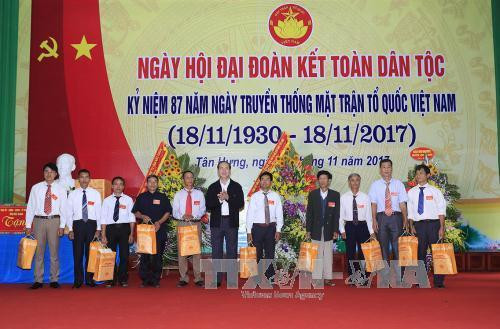 Chủ tịch nước Trần Đại Quang tặng quà cho các cá nhân có thành tích xuất sắc trong công tác đại đoàn kết toàn dân tộc. Ảnh: Nhan Sáng -TTXVN Chủ tịch nước Trần Đại Quang tặng quà cho các cá nhân có thành tích xuất sắc trong công tác đại đoàn kết toàn dân tộc. Ảnh: Nhan Sáng -TTXVN