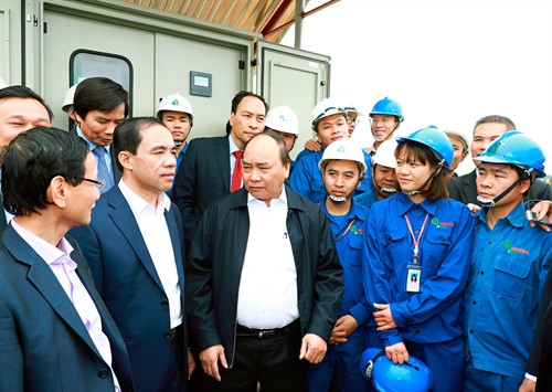 Thủ tướng Nguyễn Xuân Phúc với cán bộ, công nhân Công ty Cổ phần giấy An Hòa. Ảnh: Thống Nhất – TTXVN