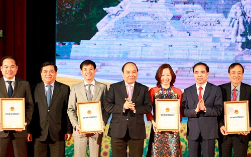 Thủ tướng Nguyễn Xuân Phúc với các doanh nghiệp nhận quyết định đầu tư vào tỉnh Tuyên Quang. Ảnh: Thống Nhất – TTXVN