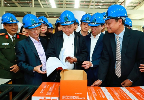 Nhân dịp về thăm, làm việc tại Tuyên Quang, chiều 27/2/2017, Thủ tướng Nguyễn Xuân Phúc đến thăm Công ty Cổ phần giấy An Hòa. Ảnh: Thống Nhất – TTXVN