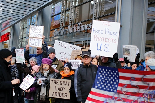 Tuần hành bên ngoài trụ sở tòa soạn báo "New York Times" ở New York ngày 26/2. AFP/TTXVN