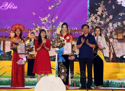 Thí sinh Lò Thị Hải Yến đạt danh hiệu Người đẹp thứ 3. Ảnh: Phan Tuấn Anh – TTXVN Thí sinh Lò Thị Hải Yến đạt danh hiệu Người đẹp thứ 3. Ảnh: Phan Tuấn Anh – TTXVN