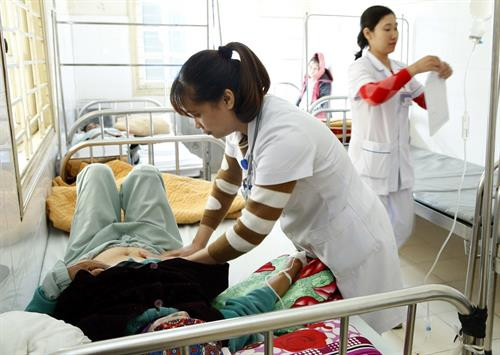 Bệnh viện đa khoa tỉnh Điện Biên tiếp nhận và làm chủ nhiều kỹ thuật cao như: phẫu thuật nội soi tán sỏi tiết niệu ngược dòng bằng laser; kỹ thuật chụp, phân tích kết quả cắt lớp vi tính trong cấp cứu ngoại khoa; điều trị bảo tồn chấn thương tạng đặc; phẫu thuật chấn thương - vết thương mạch máu ngoại vi và điều trị ung thư. Ảnh: Dương Ngọc - TTXVN Bệnh viện đa khoa tỉnh Điện Biên tiếp nhận và làm chủ nhiều kỹ thuật cao như: phẫu thuật nội soi tán sỏi tiết niệu ngược dòng bằng laser; kỹ thuật chụp, phân tích kết quả cắt lớp vi tính trong cấp cứu ngoại khoa; điều trị bảo tồn chấn thương tạng đặc; phẫu thuật chấn thương - vết thương mạch máu ngoại vi và điều trị ung thư. Ảnh: Dương Ngọc - TTXVN