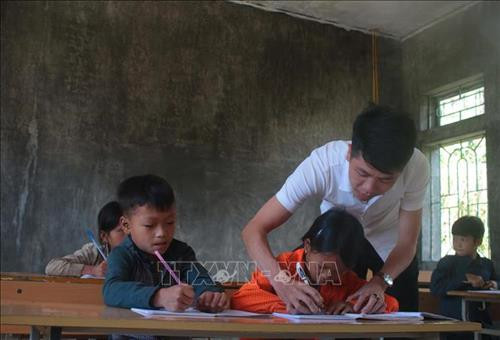 Thầy giáo Hoàng Văn Duy hướng dẫn học sinh viết bài tại điểm trường Hò Lù, xã Khánh Xuân (Bảo Lạc, Cao Bằng). Ảnh: Chu Hiệu - TTXVN Thầy giáo Hoàng Văn Duy hướng dẫn học sinh viết bài tại điểm trường Hò Lù, xã Khánh Xuân (Bảo Lạc, Cao Bằng). Ảnh: Chu Hiệu - TTXVN
