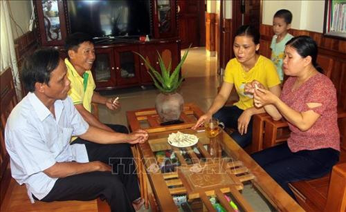 Mọi người thưởng thức bánh nổ Sương Mai tại cơ sở sản xuất. Ảnh: Trịnh Bang Nhiệm - TTXVN Mọi người thưởng thức bánh nổ Sương Mai tại cơ sở sản xuất. Ảnh: Trịnh Bang Nhiệm - TTXVN