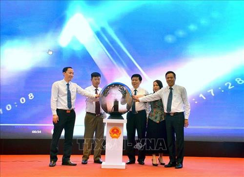 Các đại biểu bấm nút khai trương Cổng Du lịch thông minh Hòa Bình. Ảnh: Thanh Hải - TTXVN