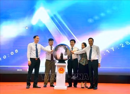 Các đại biểu bấm nút khai trương Cổng Du lịch thông minh Hòa Bình. Ảnh: Thanh Hải - TTXVN