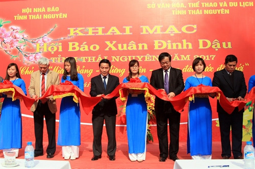 Các đại biểu cắt băng Khai mạc Hội Báo xuân 2017. Ảnh: Thu Hằng – TTXVN. Các đại biểu cắt băng Khai mạc Hội Báo xuân 2017. Ảnh: Thu Hằng – TTXVN.