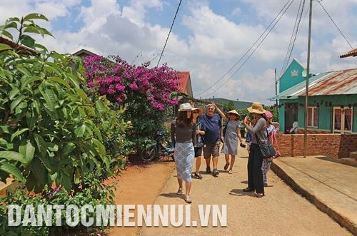 Du khách nước ngoài thích thú thưởng thức cà phê truyền thống của người K'ho ngay tại buôn làng. Ảnh: Nguyễn Dũng Khung cảnh yên bình của một ngôi nhà giữa buôn làng K'ho. Ảnh: Nguyễn Dũng Du khách chụp hình các em nhỏ người K'ho. Ảnh: Nguyễn Dũng Du khách tìm hiểu nghề dệt thổ cẩm của người K'ho. Ảnh: Nguyễn Dũng Du khách tham quan làng K'ho B'NơrC dưới chân núi Lang Biang. Ảnh: Nguyễn Dũng Du khách nước ngoài thích thú thưởng thức cà phê truyền thống của người K'ho ngay tại buôn làng. Ảnh: Nguyễn Dũng Khung cảnh yên bình của một ngôi nhà giữa buôn làng K'ho. Ảnh: Nguyễn Dũng Du khách chụp hình các em nhỏ người K'ho. Ảnh: Nguyễn Dũng Du khách tìm hiểu nghề dệt thổ cẩm của người K'ho. Ảnh: Nguyễn Dũng Du khách tham quan làng K'ho B'NơrC dưới chân núi Lang Biang. Ảnh: Nguyễn Dũng