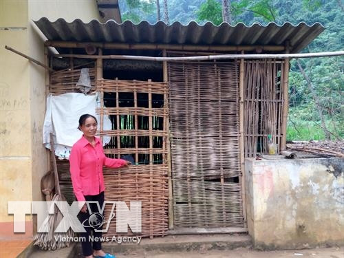 Phòng học vách nứa tại điểm trường lẻ thôn Đô Sơn, xã Thạch Lập của trường tiểu học Thạch Lập, huyện Ngọc Lặc, đã hỏng. Ảnh: Nguyễn Nam-TTXVN Phòng học vách nứa tại điểm trường lẻ thôn Đô Sơn, xã Thạch Lập của trường tiểu học Thạch Lập, huyện Ngọc Lặc, đã hỏng. Ảnh: Nguyễn Nam-TTXVN