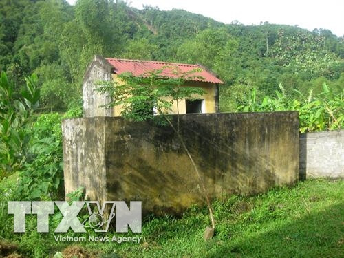 Nhà vệ sinh tạm bợ tại điểm trường lẻ thuộc trường tiểu học Thúy Sơn 2, huyện Ngọc Lặc, đã hỏng. Ảnh: Nguyễn Nam-TTXVN Nhà vệ sinh tạm bợ tại điểm trường lẻ thuộc trường tiểu học Thúy Sơn 2, huyện Ngọc Lặc, đã hỏng. Ảnh: Nguyễn Nam-TTXVN